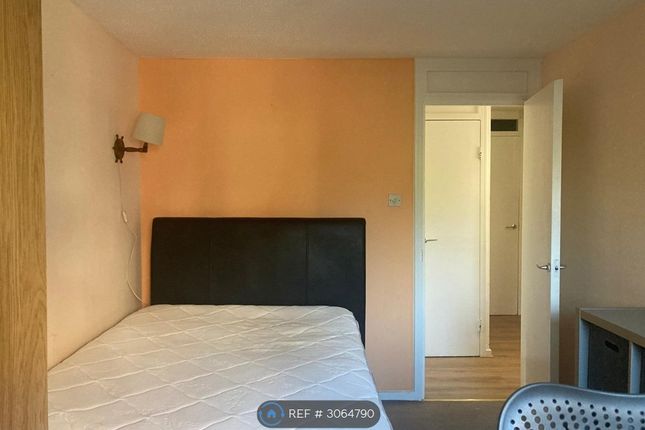 Flat, Helsby Court Pollitt Drive, London photo 2