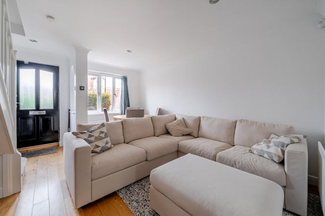 12, Mays Close, Weybridge photo 3