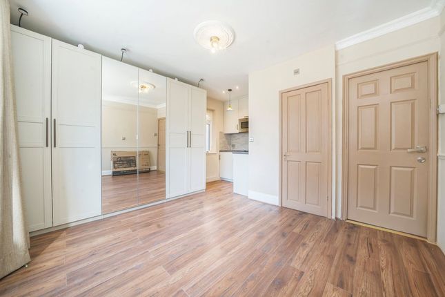 13, Cherry Crescent, Brentford photo 4