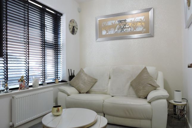 30, Eaton Gardens, Broxbourne photo 4