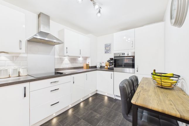 6, Minett Court, Leeds photo 2