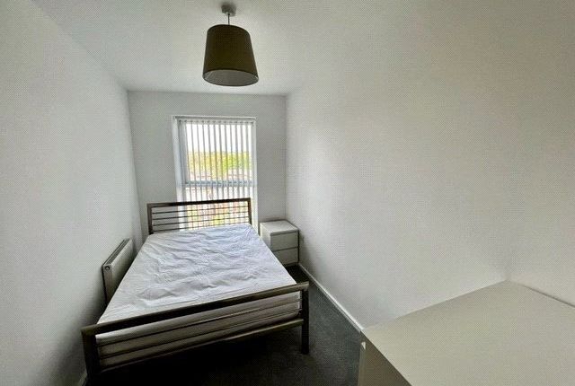 40, The Frame, Openshaw photo 5