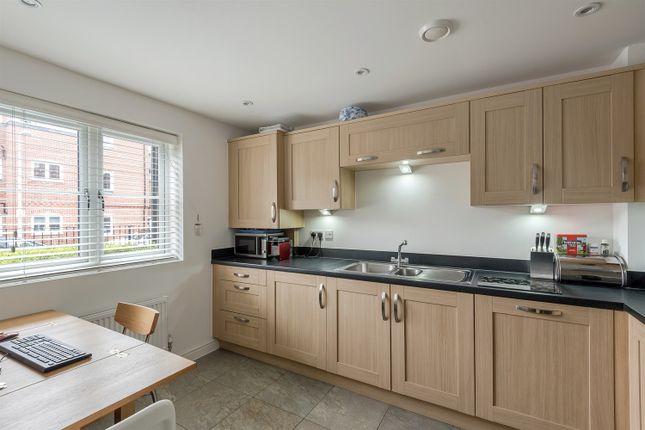 40 Outfield Crescent, Wokingham photo 2