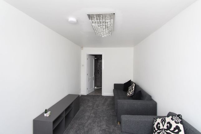 Room 3 Number 10, Normount Road, Newcastle upon Tyne photo 5