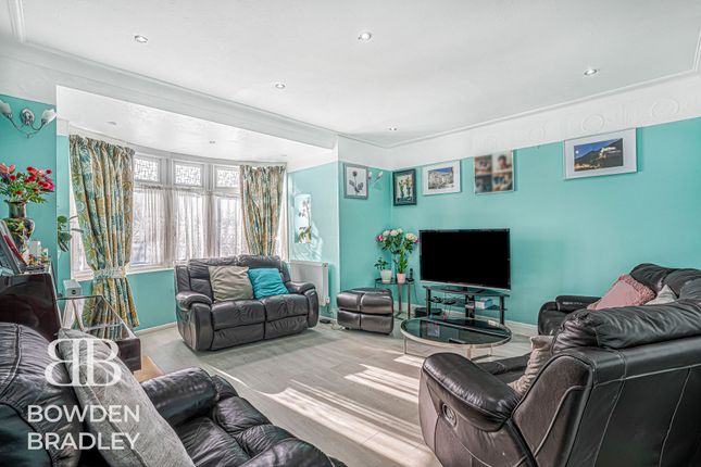 115 Highwood Gardens, Clayhall photo 2