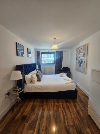 Flat to rent in 1 Bed Luxury Apartment In 41Millharbour, South Quay