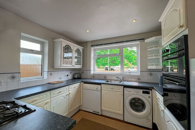 Walton Road, West Molesey photo 3