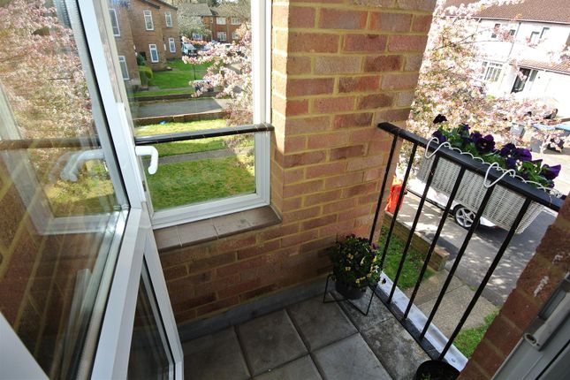 Larksfield, Egham photo 3