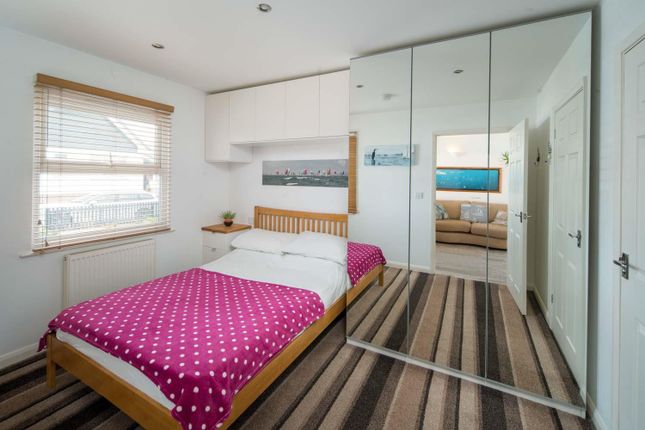 32, Marsh Road, Gurnard photo 4