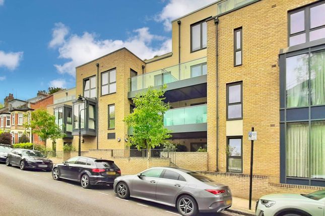 Thumbnail Flat to rent in Bishops Road, Highgate