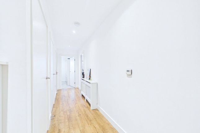 Flat 5, 61 Bushey Hall Road, Hertfordshire photo 2