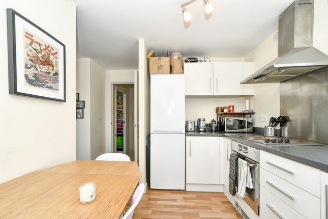 10, Glebe Place, SWINDON photo 4