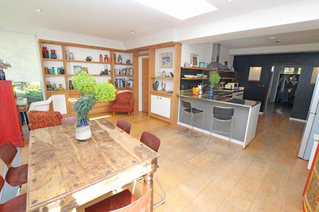 16, Holywell Close, Eastbourne photo 2