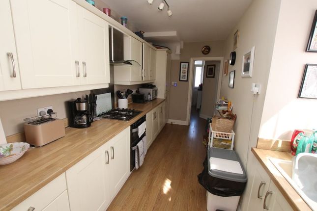 6, Stratford Avenue, Grimsby photo 4