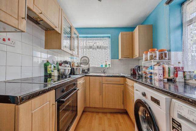 41, Swallowdale, South Croydon photo 4
