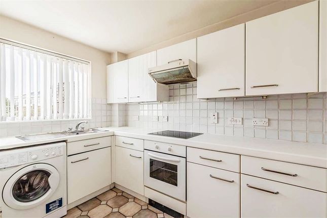 Flat 1, Conway Court, Pinstone Way, Gerrards Cross photo 3