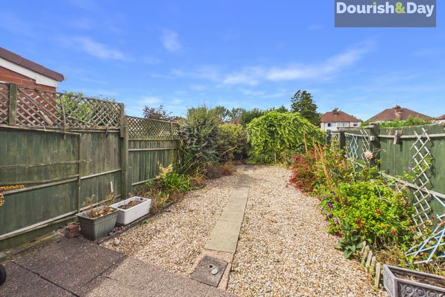 318 Oxford Gardens, Stafford photo 3