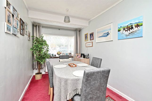 12, Cotswold Close, Hampshire photo 4