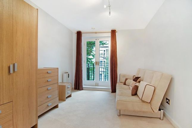 Flat to rent in Rushmore House, Russell Road, Kensington