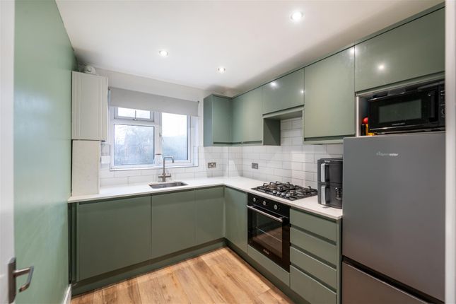 14 Willow Court, Skipton Way, Horley photo 2