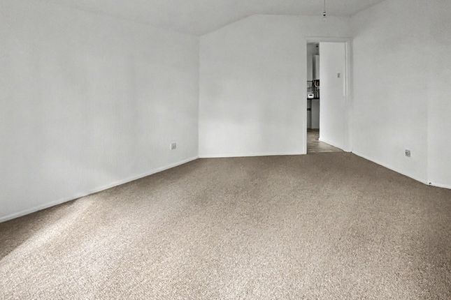 17 Padbury House, Bedford, Beds photo 4