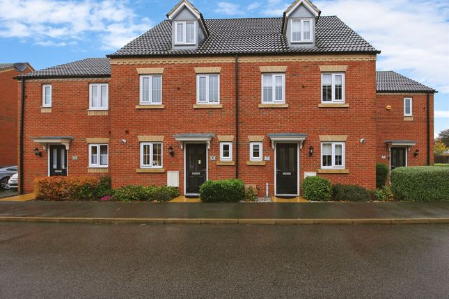 Thumbnail Town house for sale in Salisbury Gardens, Bourne