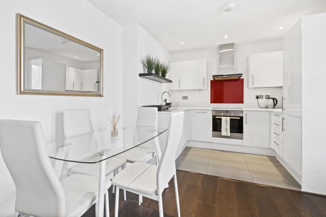 Flat to rent in Houghton Square, London