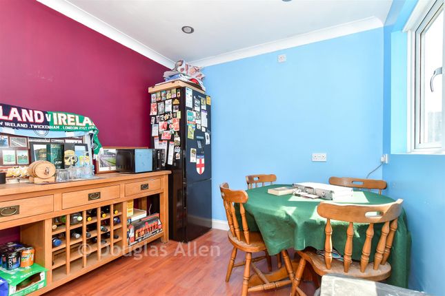 23, Waldringfield, Basildon photo 3