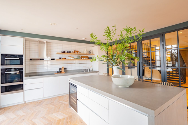 Town house for sale in Village Courtyard Circus West Village, London