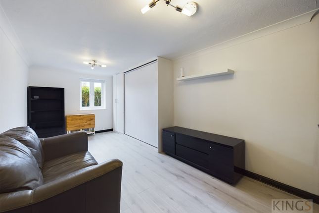 60 Walsingham Close, Hatfield photo 2