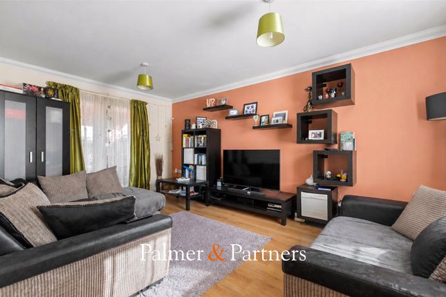19, Steed Crescent, New Town, Essex photo 2