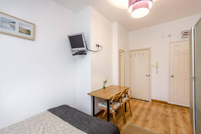 Flat 8, 54 West Cromwell Road, Earls Court photo 4