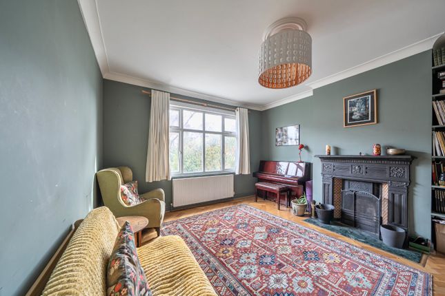 9, The Limes Avenue, London photo 4
