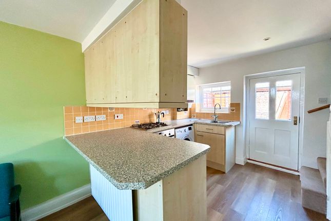 24 Mead Lane, Farnham photo 3