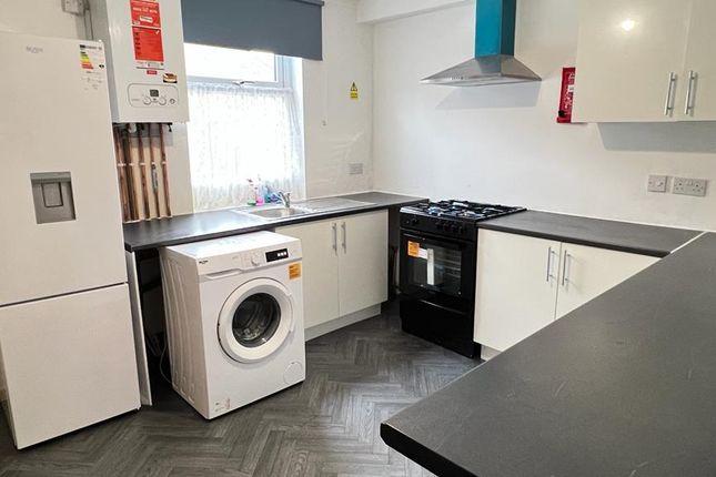 Terraced house to rent in High Town Road, Luton