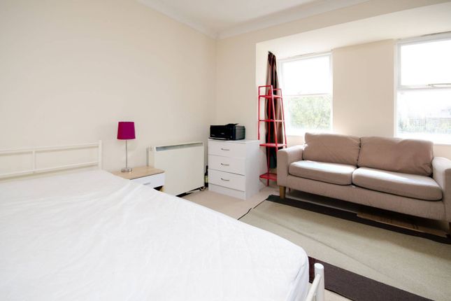 Thumbnail Flat to rent in Josephs Road, Guildford GU1, Guildford,