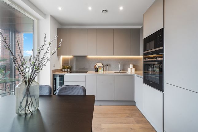 Flat for sale in Thornton Road, Balham, London
