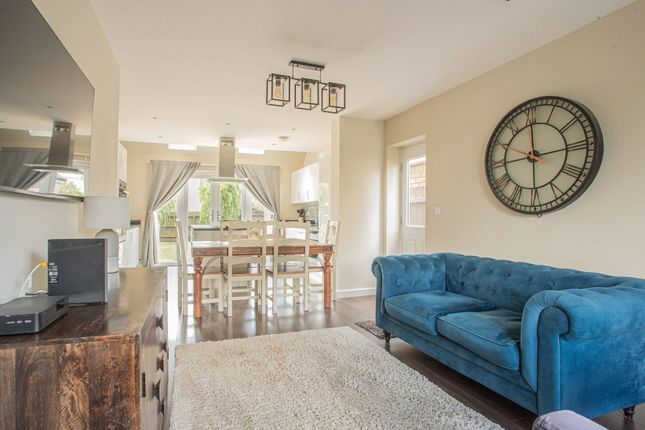 35, Carnival Close, Malmesbury photo 2