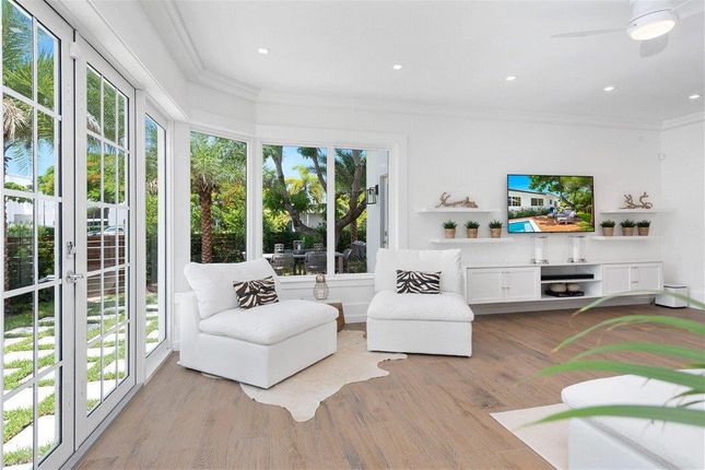 Villa for sale in 2575 Pine Tree Dr, Miami Beach, Florida, Usa
