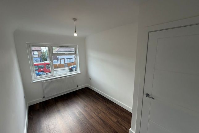 96a, Harlington Road West, Feltham photo 3
