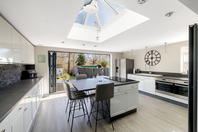 32 Court Avenue, Coulsdon photo 4