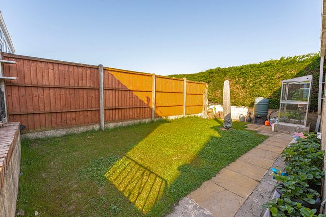 34 Palm Close, Pontypool photo 4