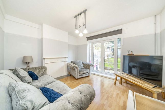 William Barefoot Drive, London photo 2