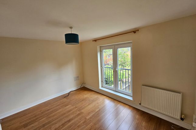 Town house to rent in Salisbury Close, Crewe