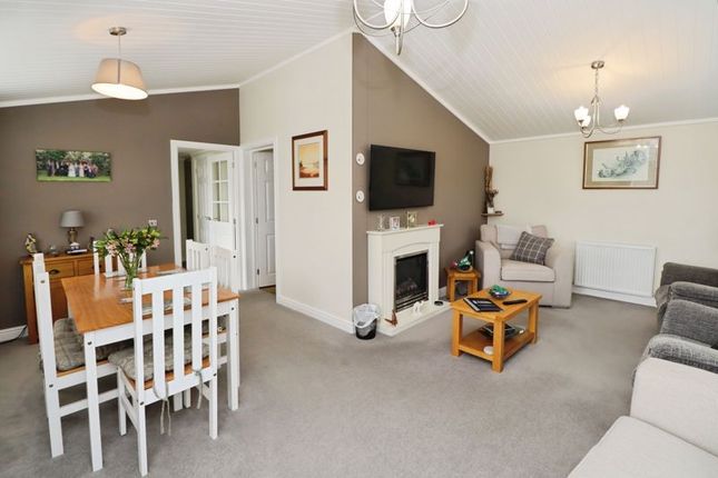 60 Homestead Lake, Thorpe Road, Clacton-On-Sea photo 3