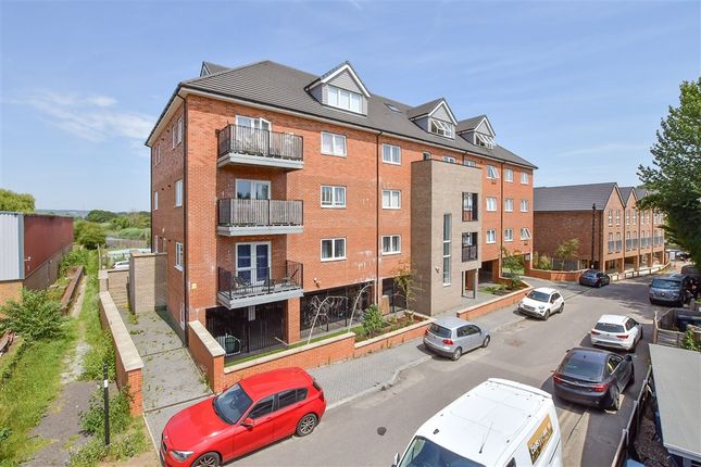 2-bed flat on Mill Hall, Aylesford, £190,000