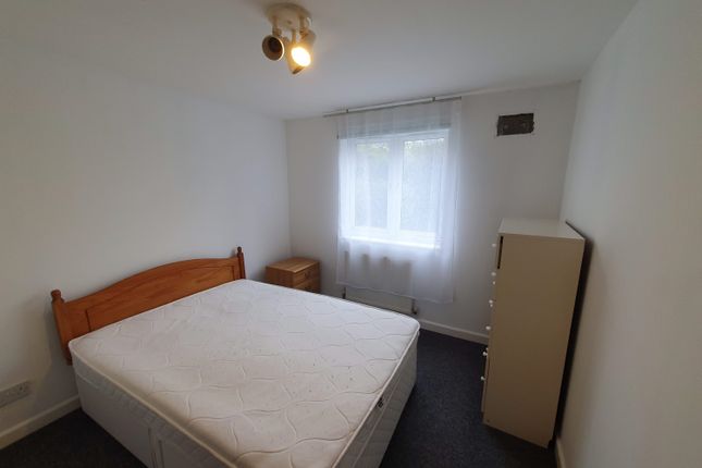 3 Lion Court, 6 Swynford Gardens, London photo 5