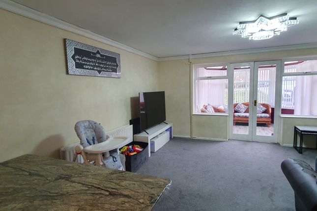 172, Hunters Park Avenue, Bradford photo 3