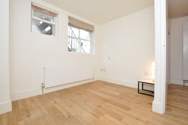 Duplex to rent in Gray's Inn Road, London