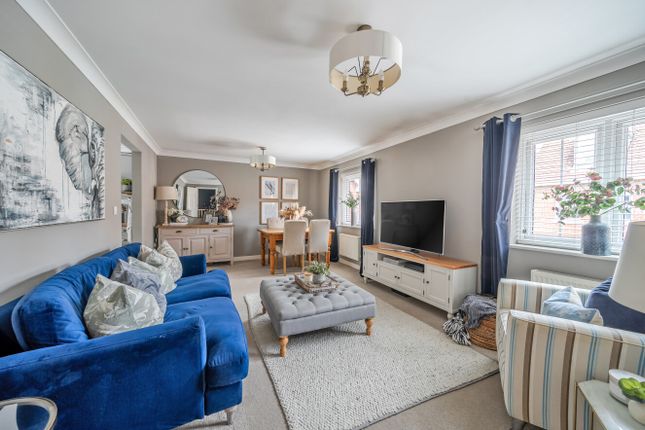 77, Lapwing Way, Alton photo 2